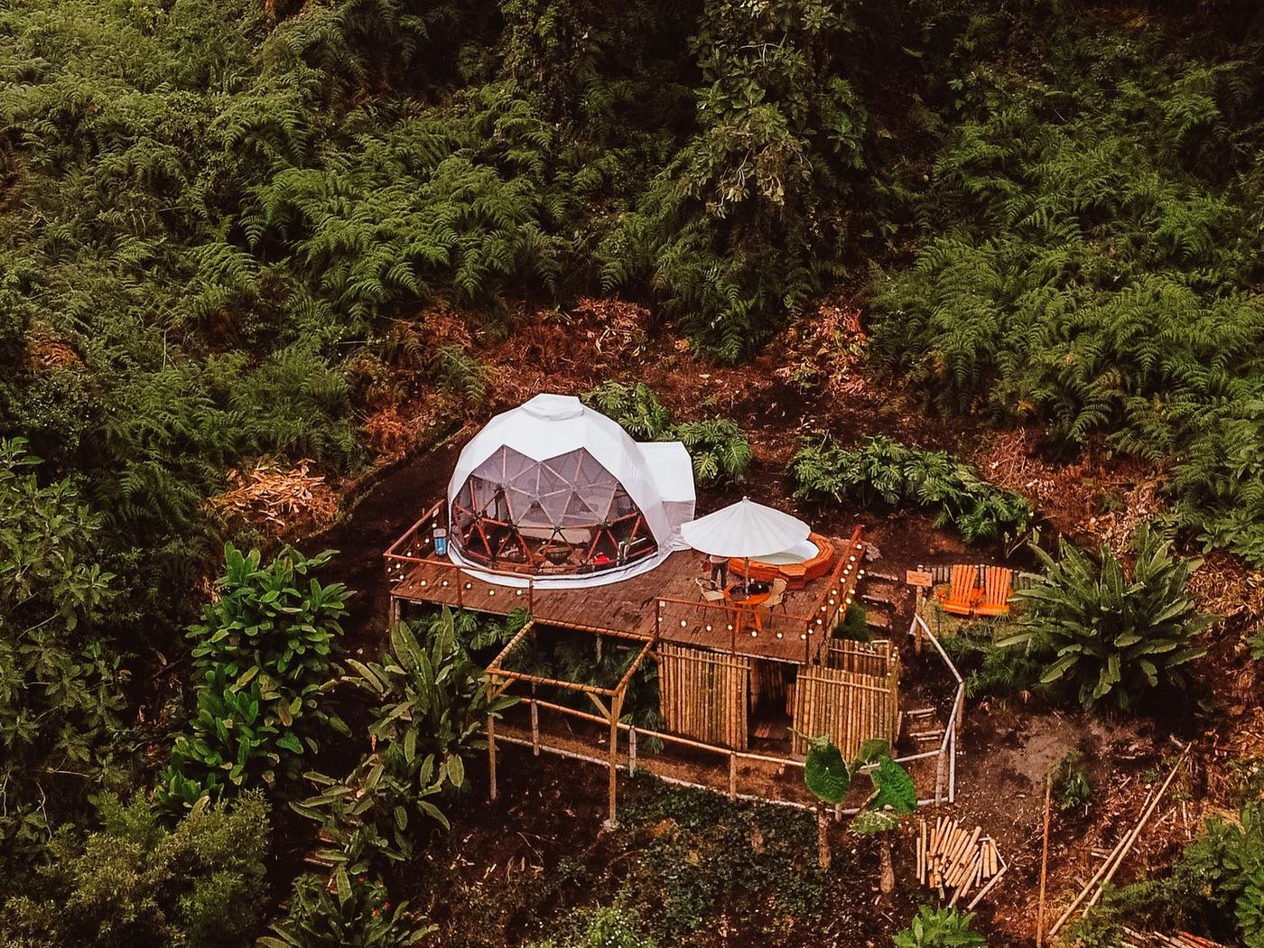 Magic visto desde el aire, iluminado entre el bosque